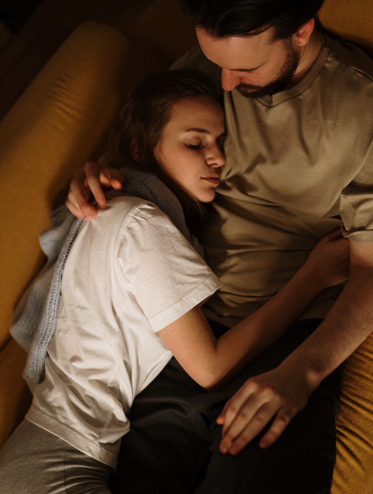 пара обнимается