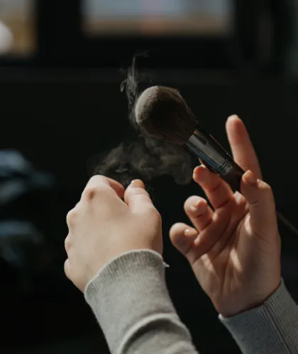 кисточка с пудрой