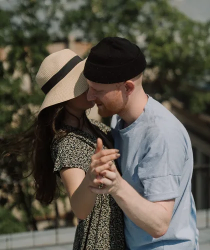 пара танцует