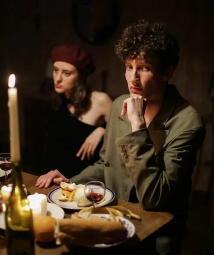 пара за столом