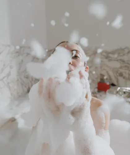 девушка в пенной ванной