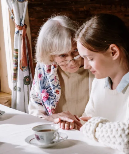 пожилая женщина с девушкой