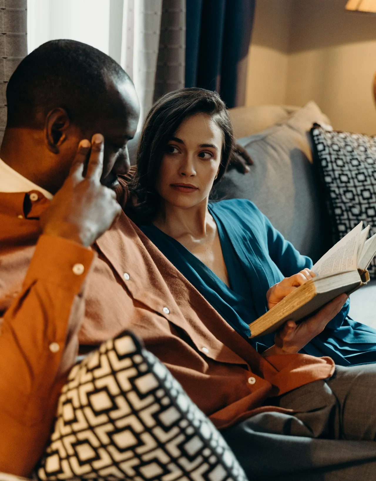 пара на диване