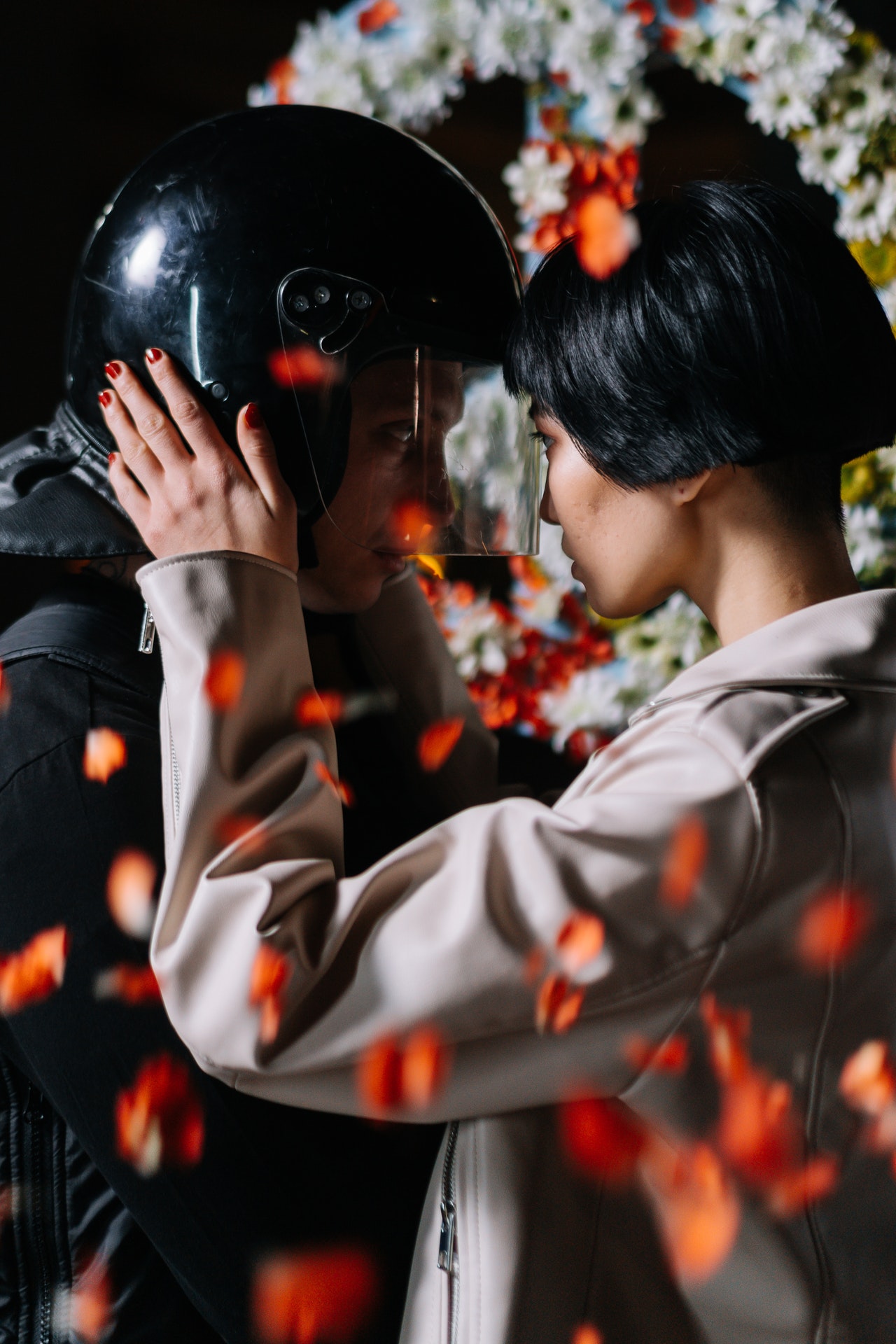 девушка и парень в шлеме