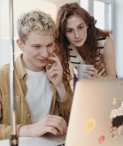 пара с ноутбуком