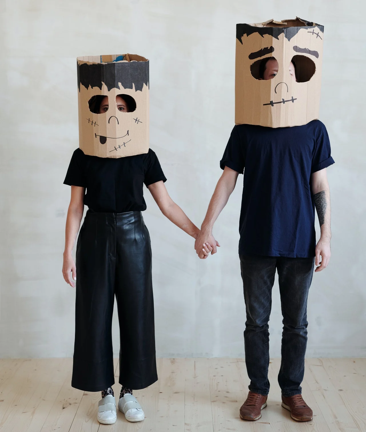 пара с коробками на головах