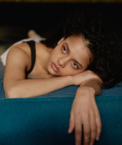 грустная девушка