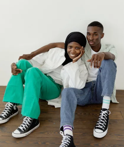 пара на полу