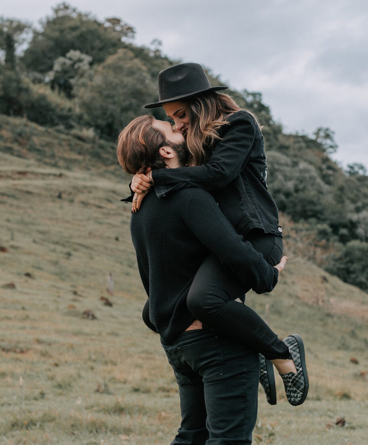 девушка на руках у парня