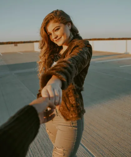 парень ведет девушку за руку