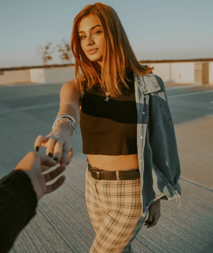 парень ведет девушку за руку