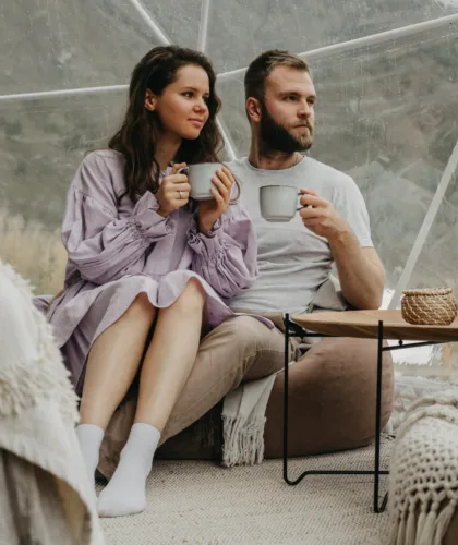 пара с чашками