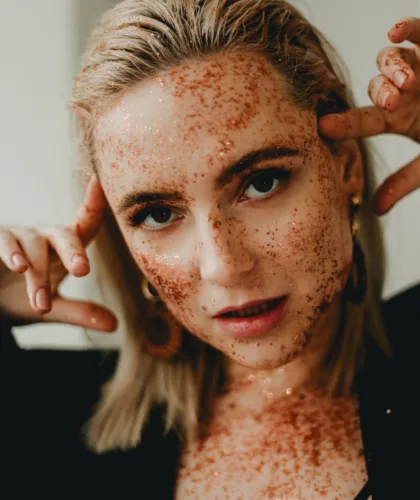 девушка с блестками на лице