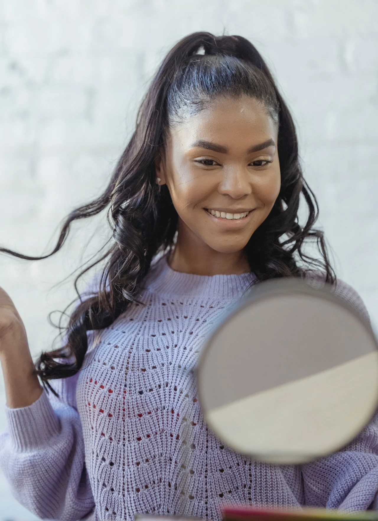 девушка смотрит в зеркало