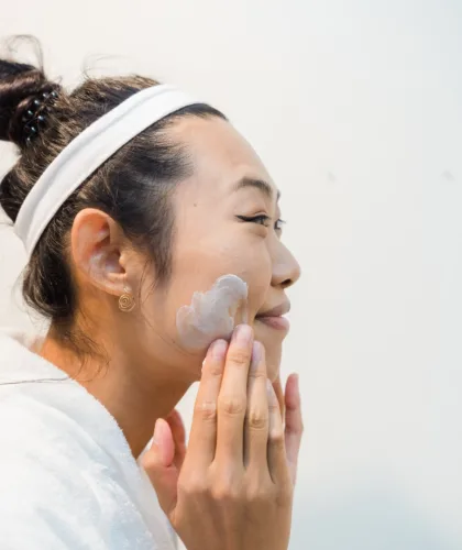 девушка наносит маску на лицо