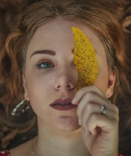 девушка с листиком