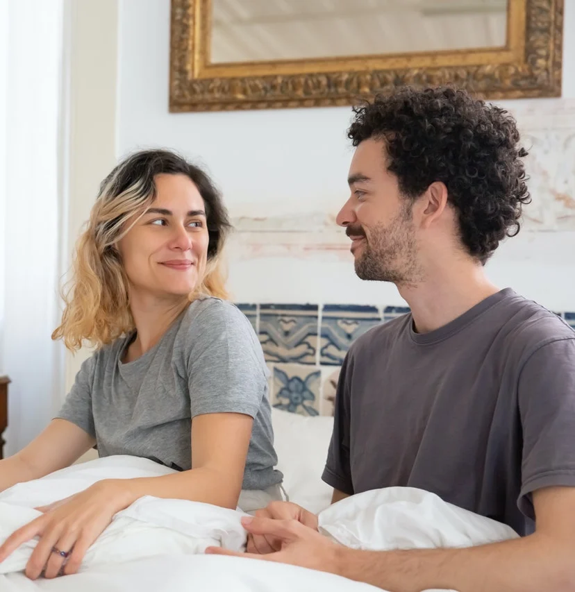 пара в кровати