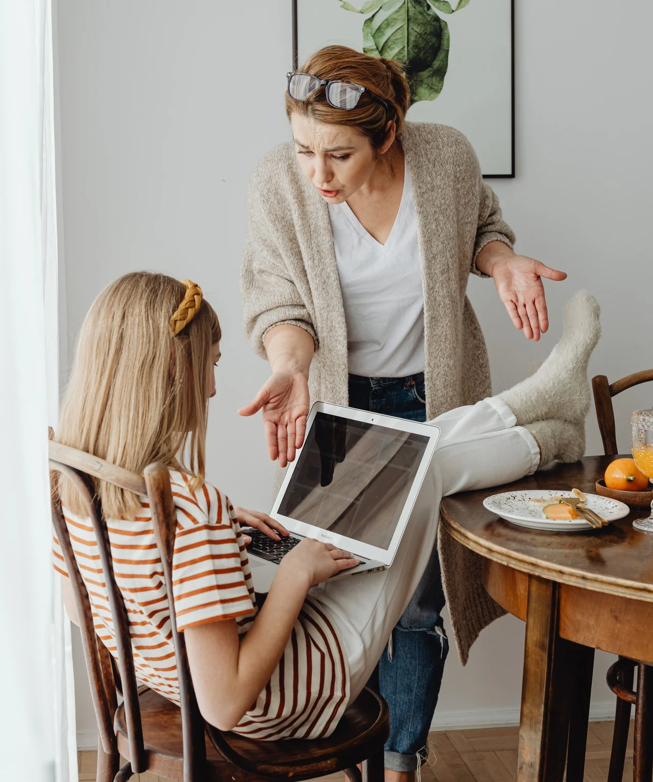 мать ругает дочь