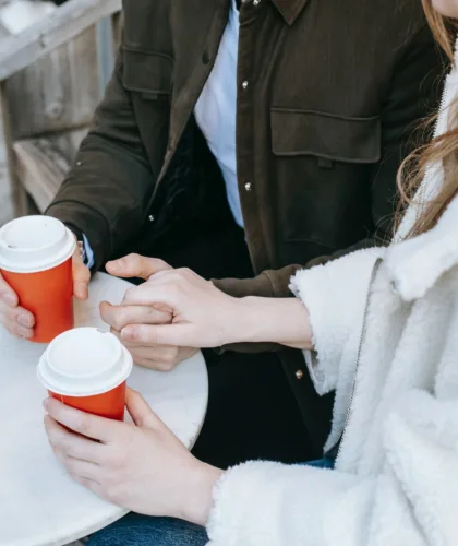 пара держится за руки