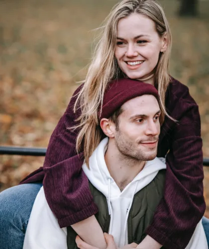 девушка обнимает парня