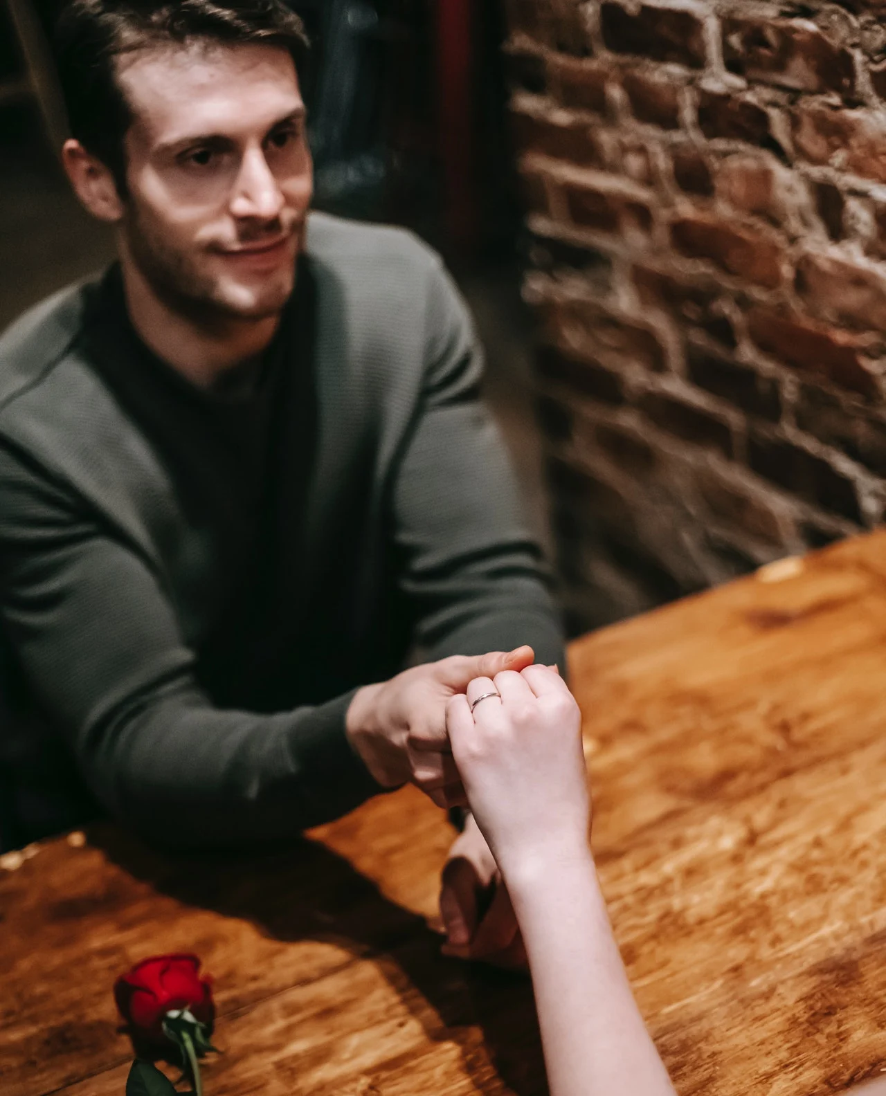 пара держится за руки