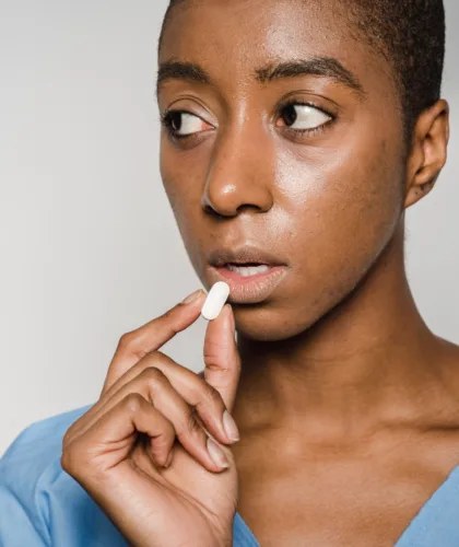 девушка с таблеткой