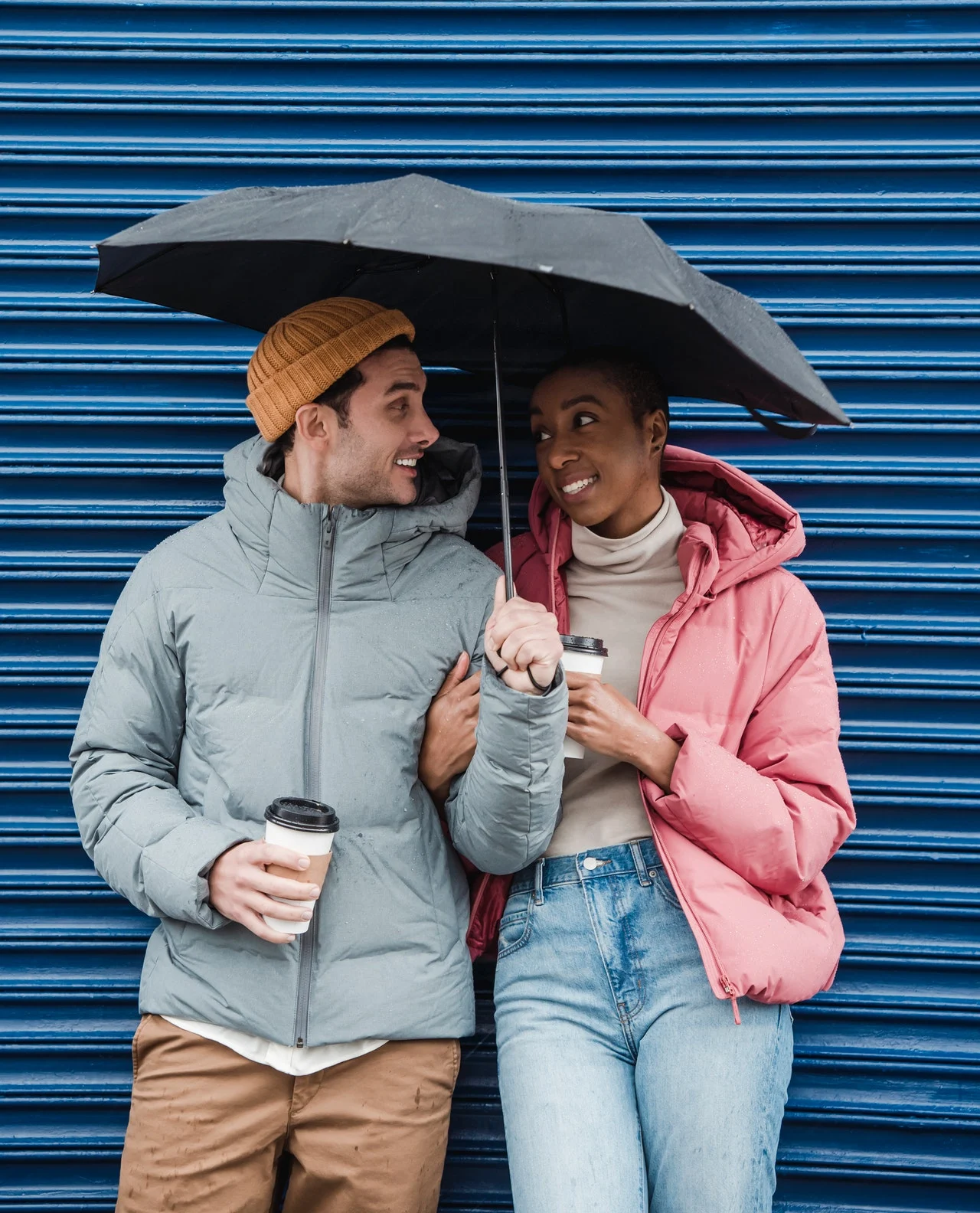 пара под зонтиком