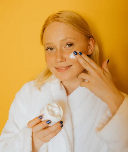 девушка с кремом на лице