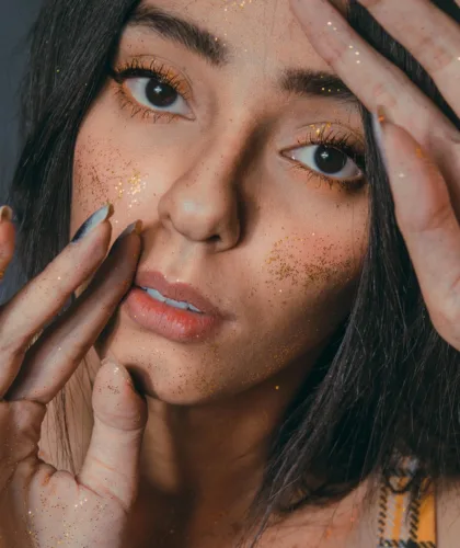блестки на лице девушки