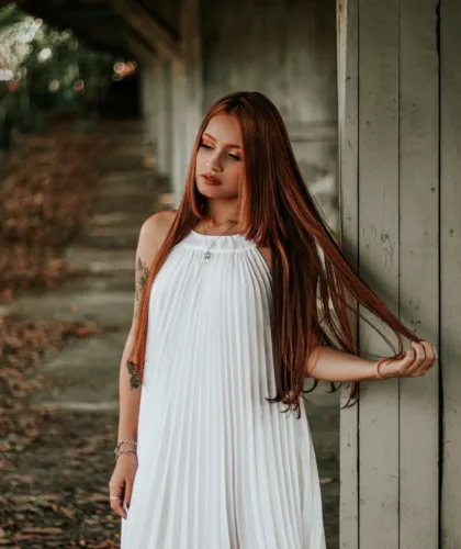 девушка с длинными волосами