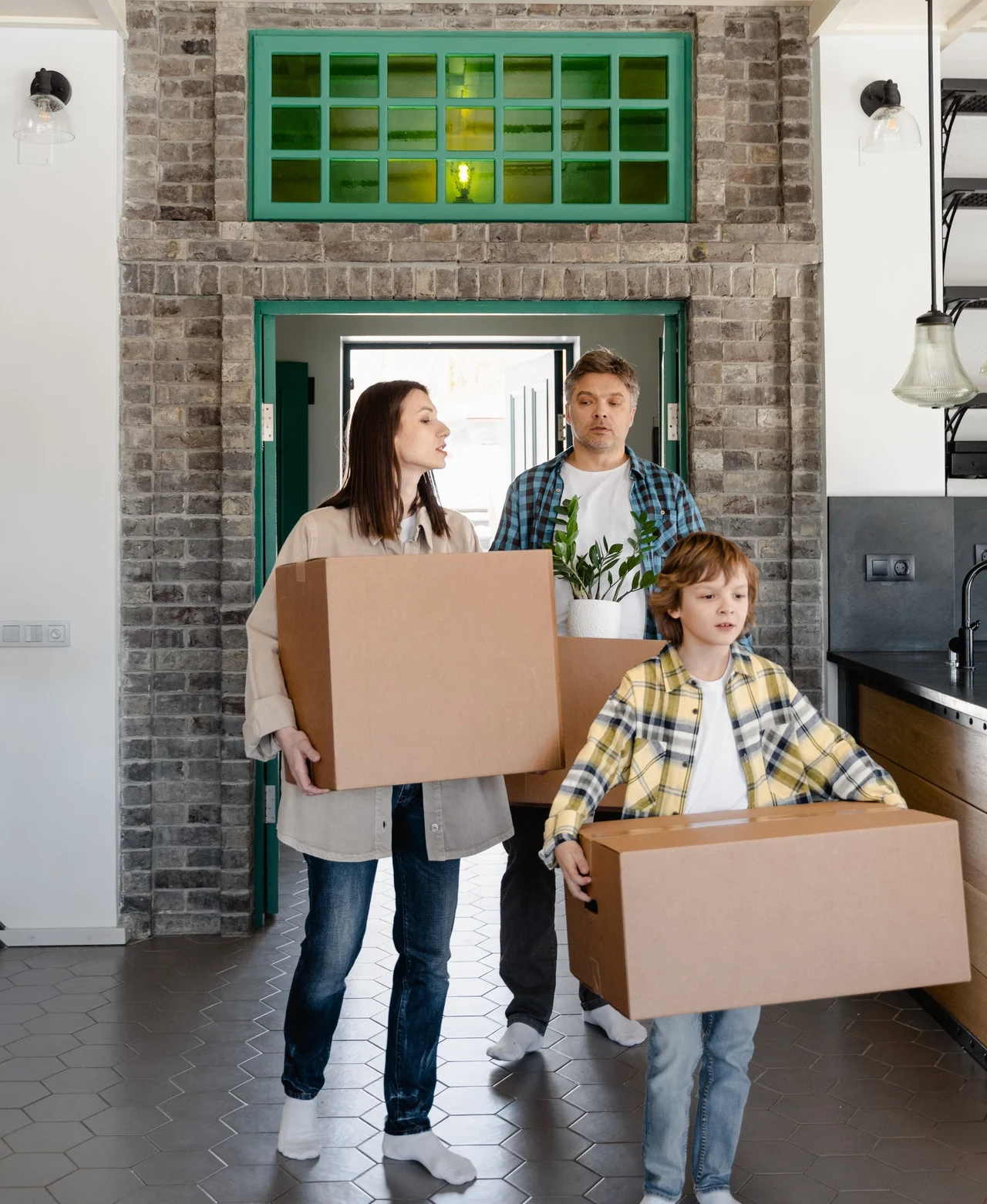 семья переезжает