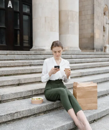 девушка с телефоном