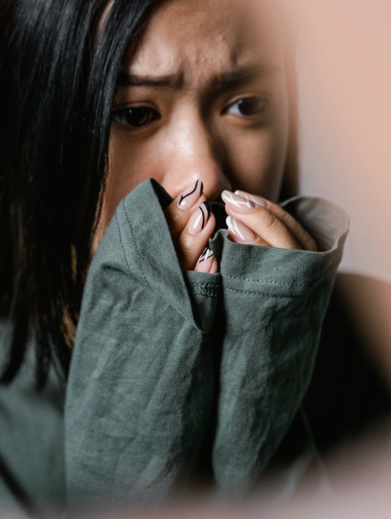 испуганная девушка