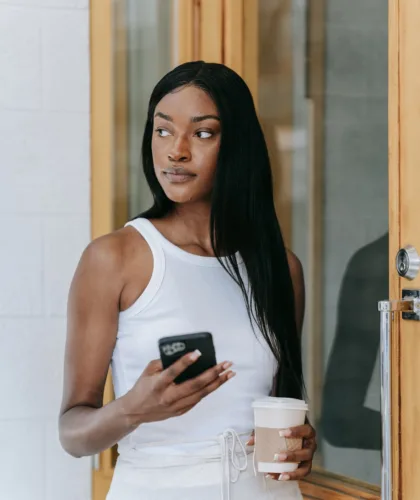 девушка с телефоном