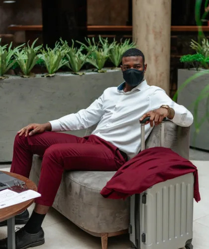 парень с чемоданом