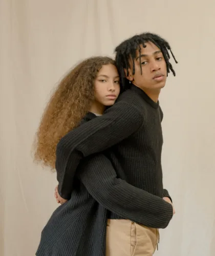 девушка обнимает парня