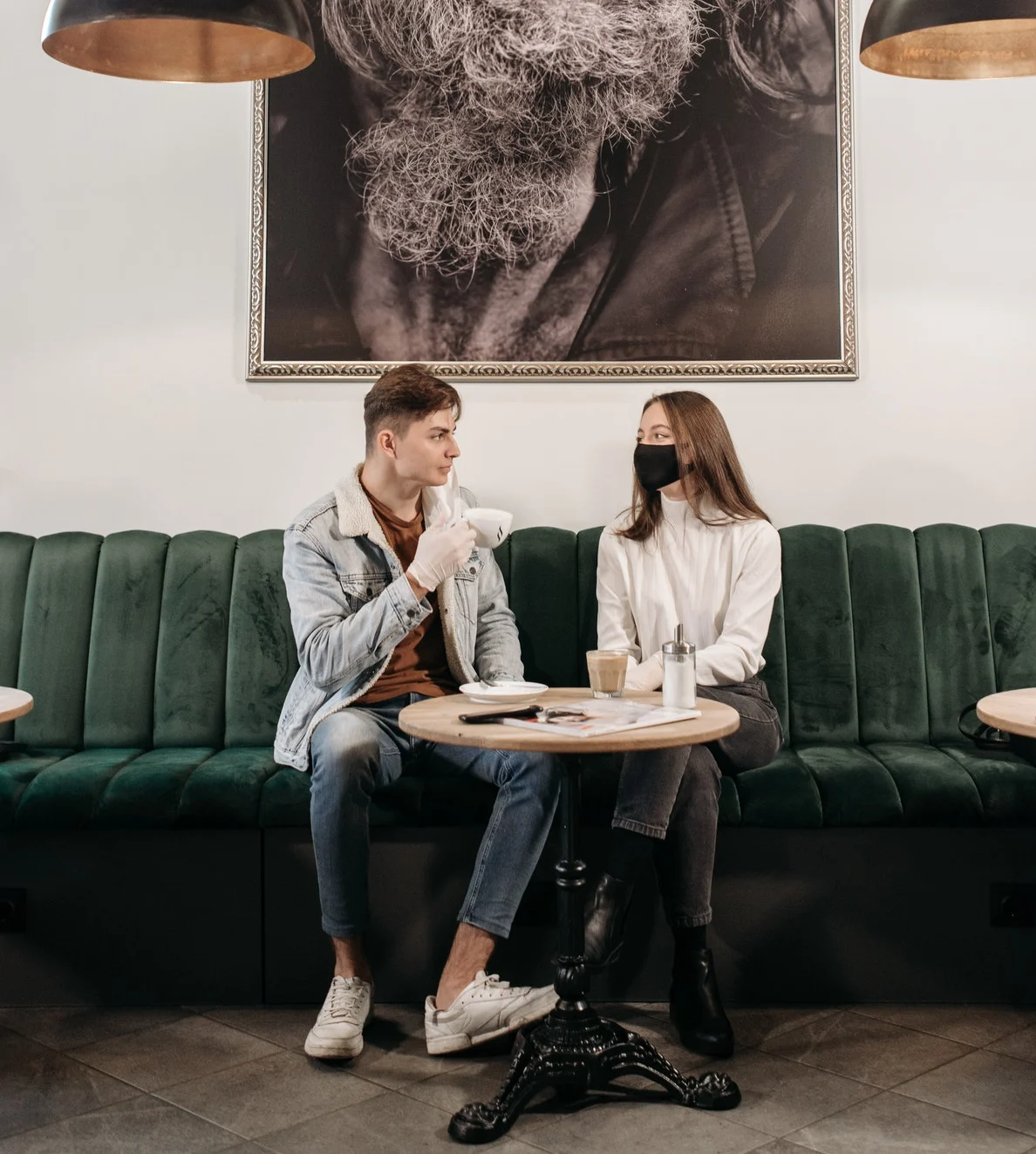 девушка и парень в кафе