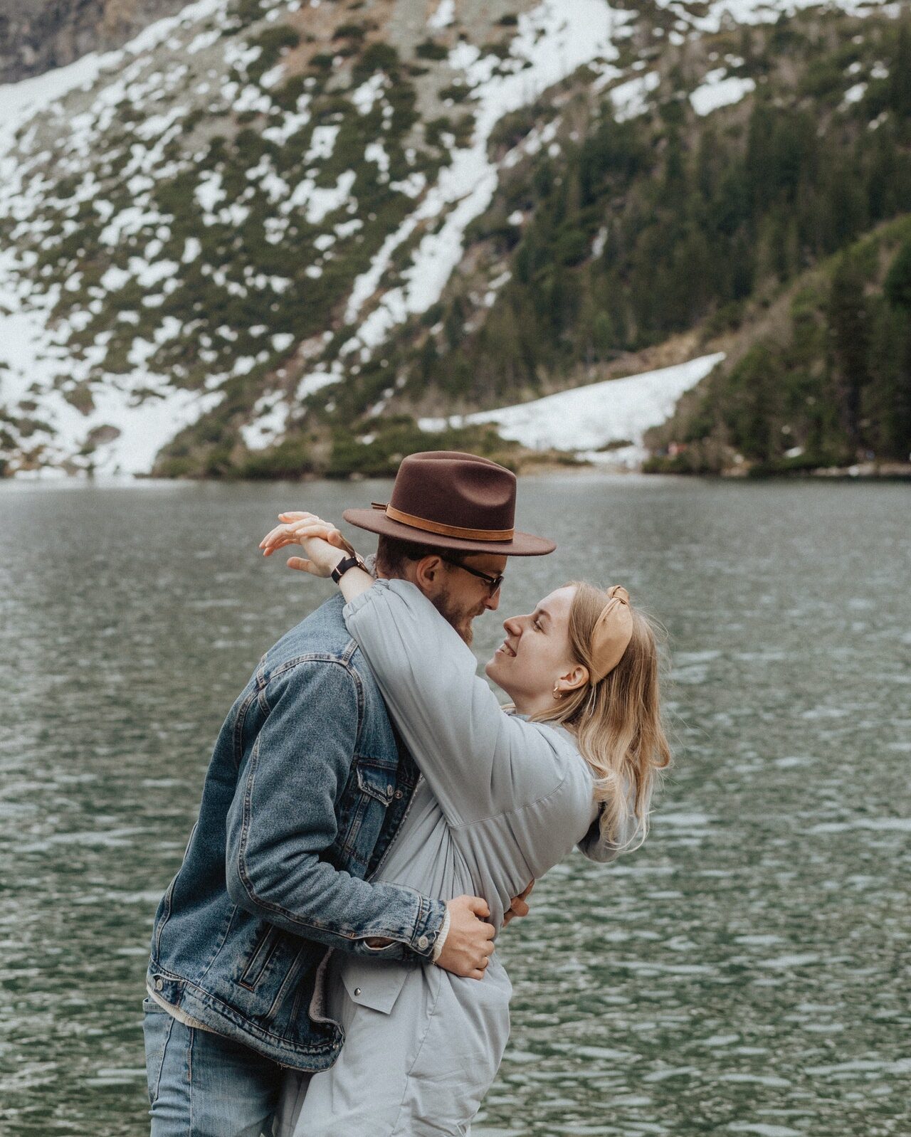 девушка обнимает парня