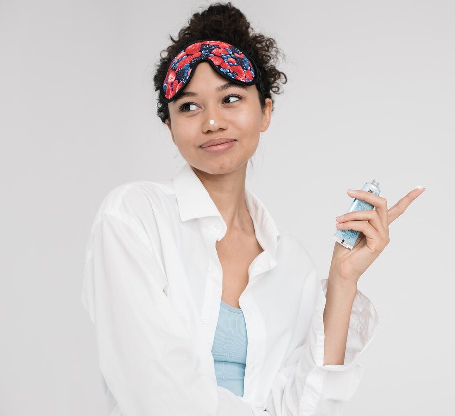 девушка мажет лицо кремом