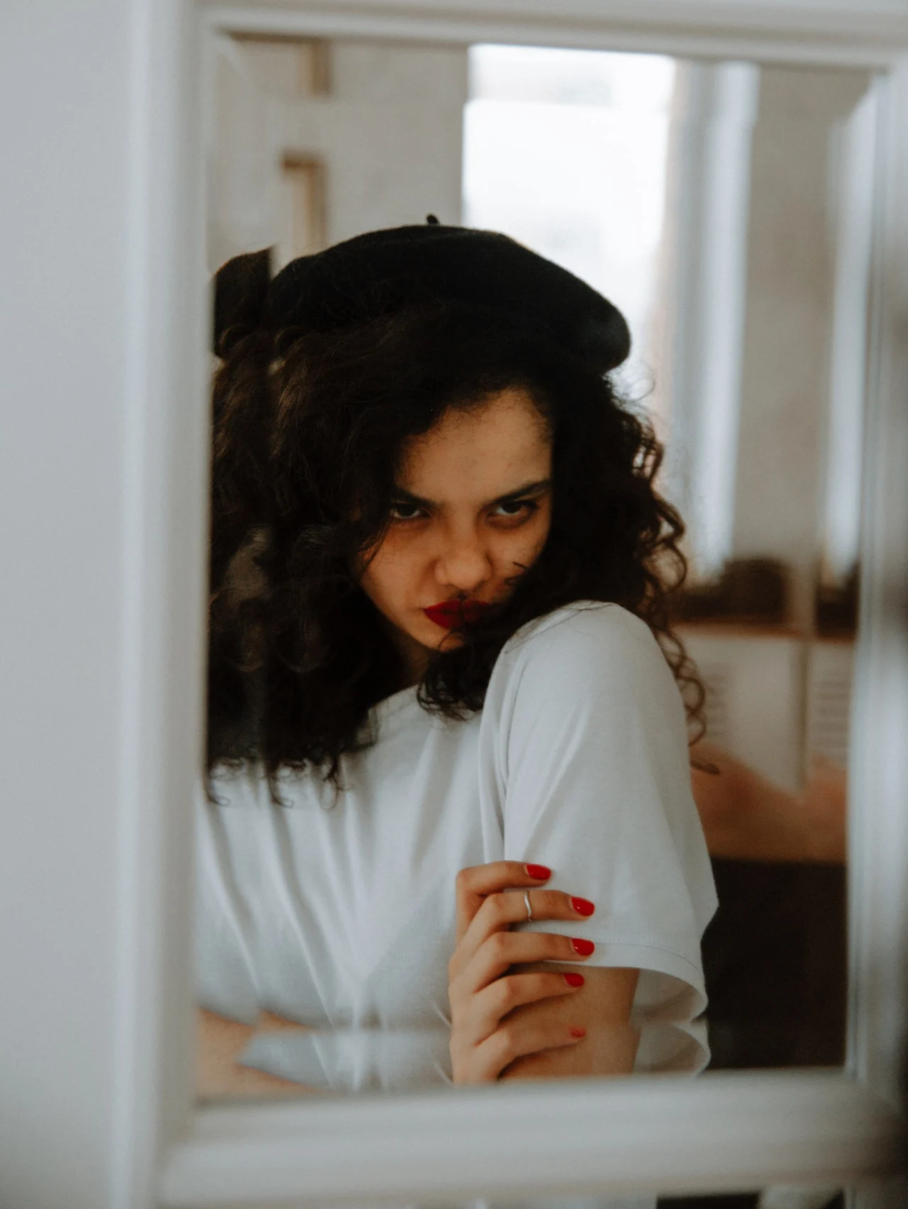 недовольная девушка