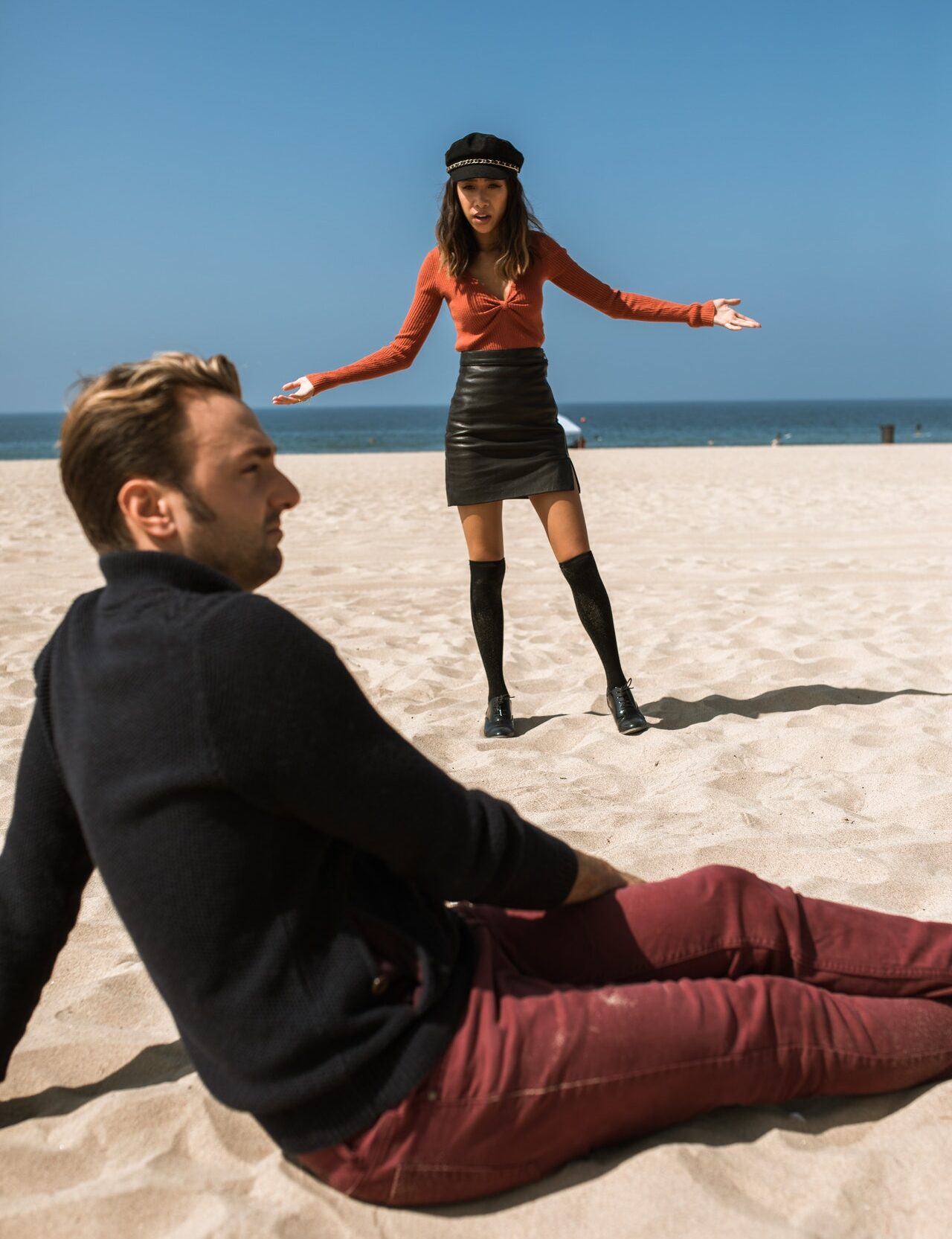 девушка и парень на пляже