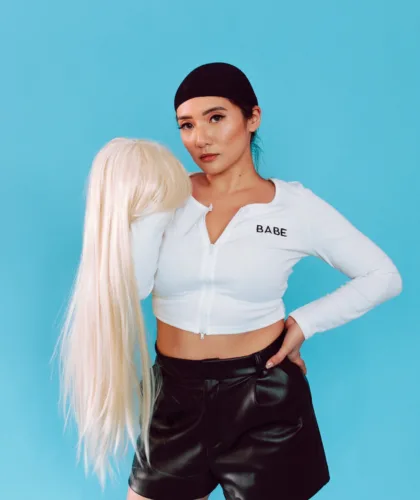 девушка с париком