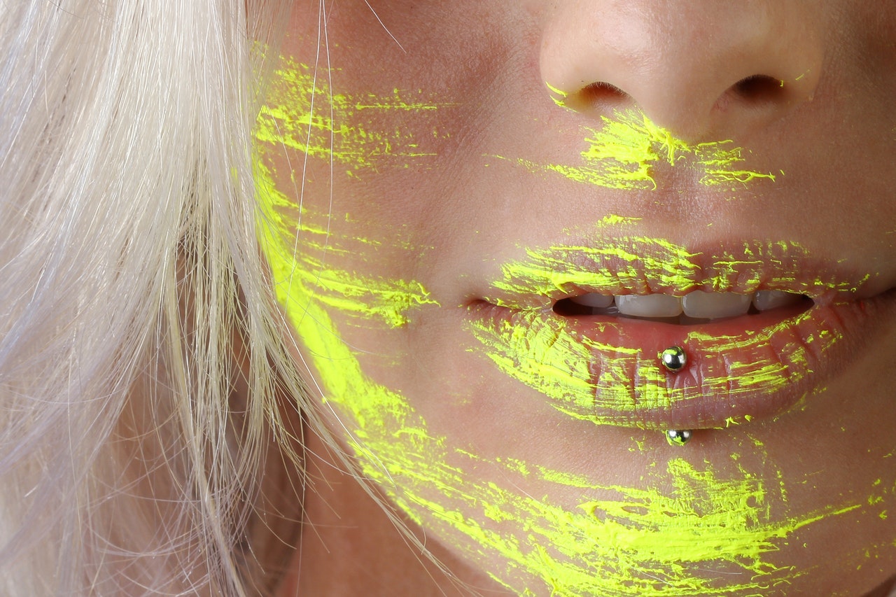 желтая краска на лице