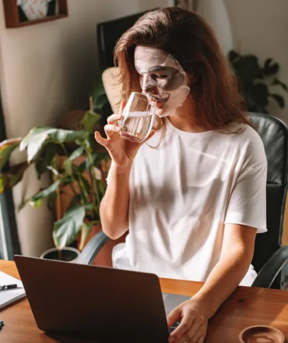 девушка с маской на лице