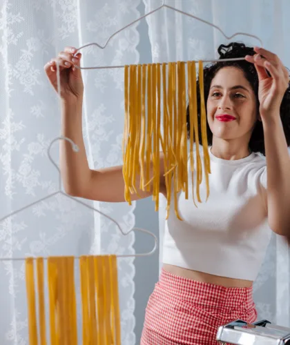 девушка с лапшой