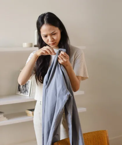 девушка с рубашкой парня