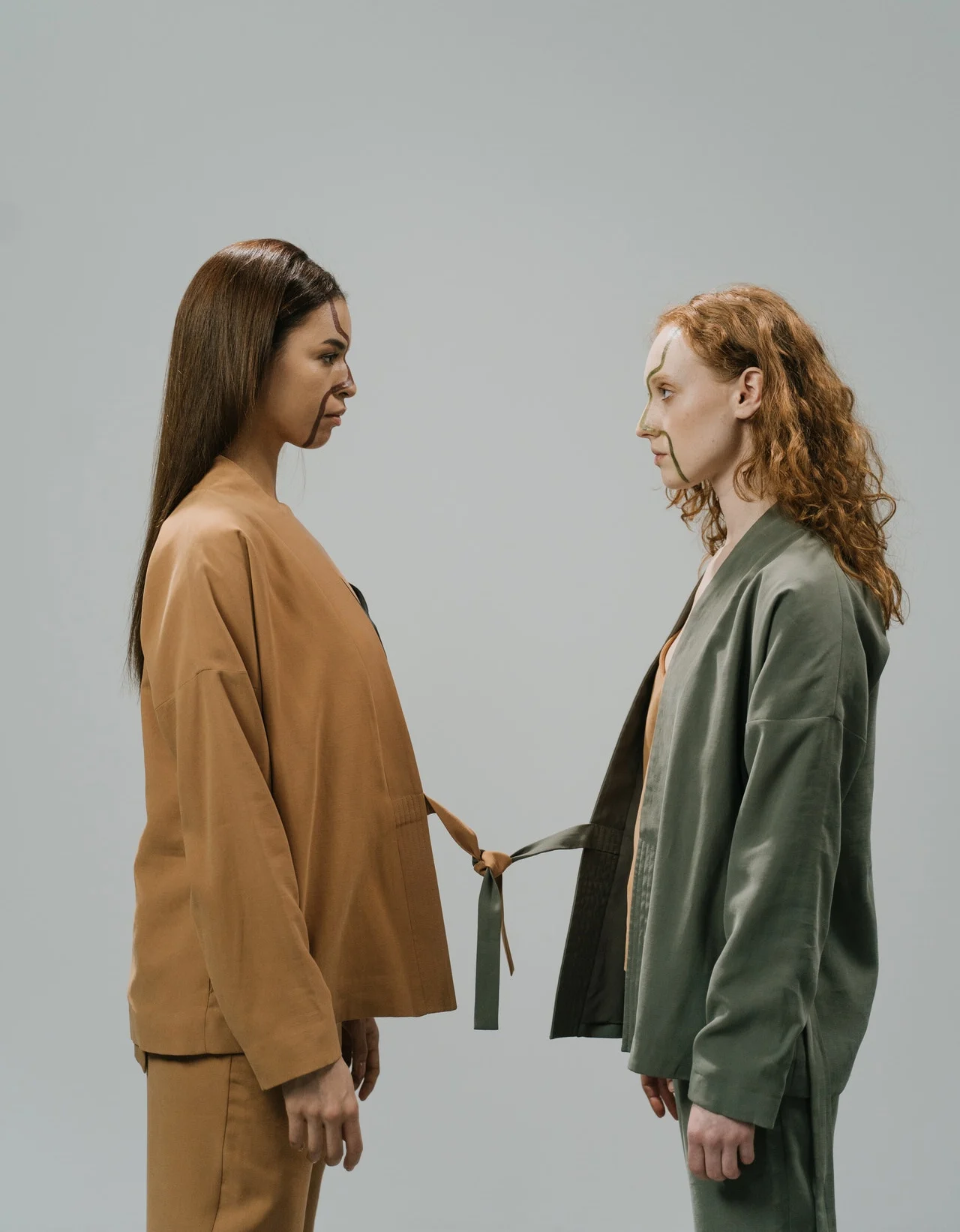 связанные поясом девушки