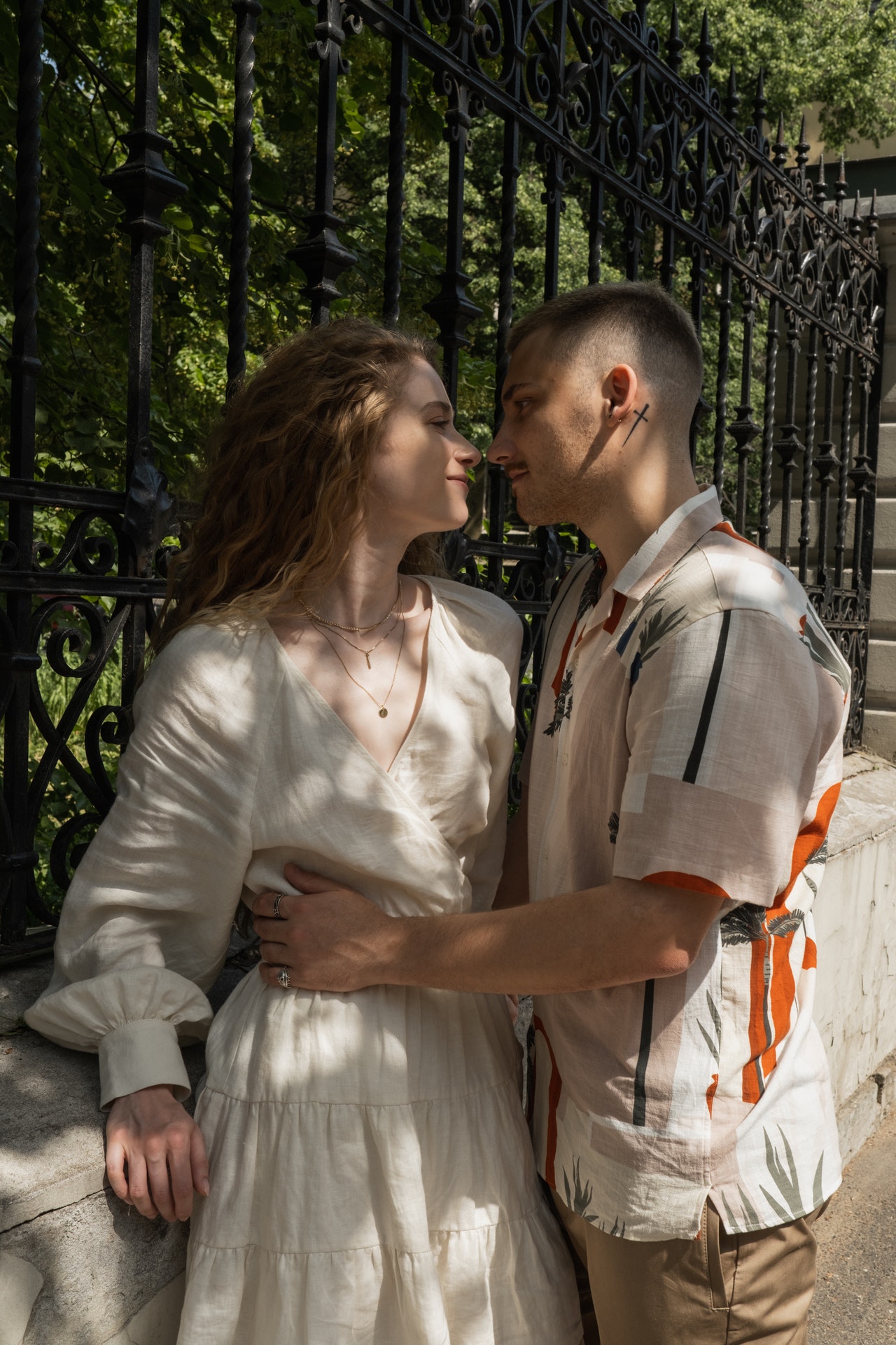 пара обнимается