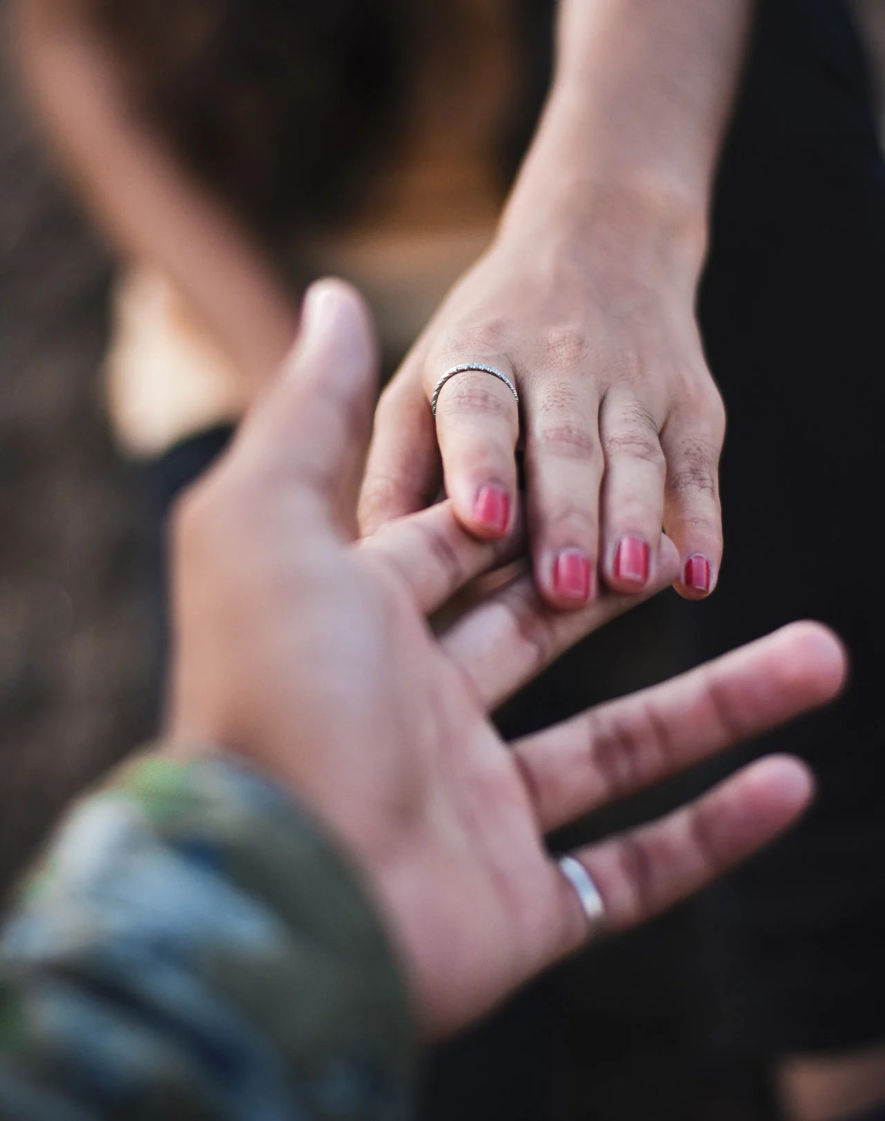 пара держится за руки