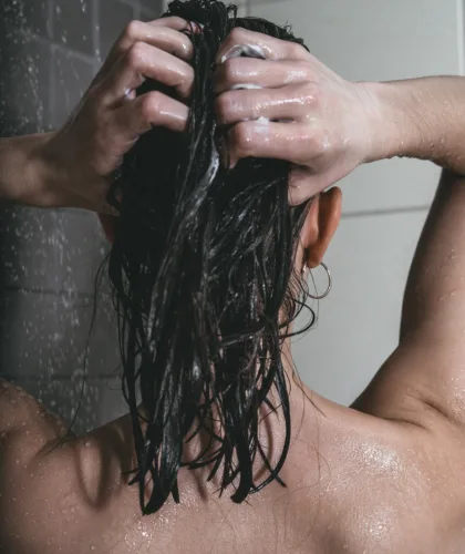 девушка моет голову